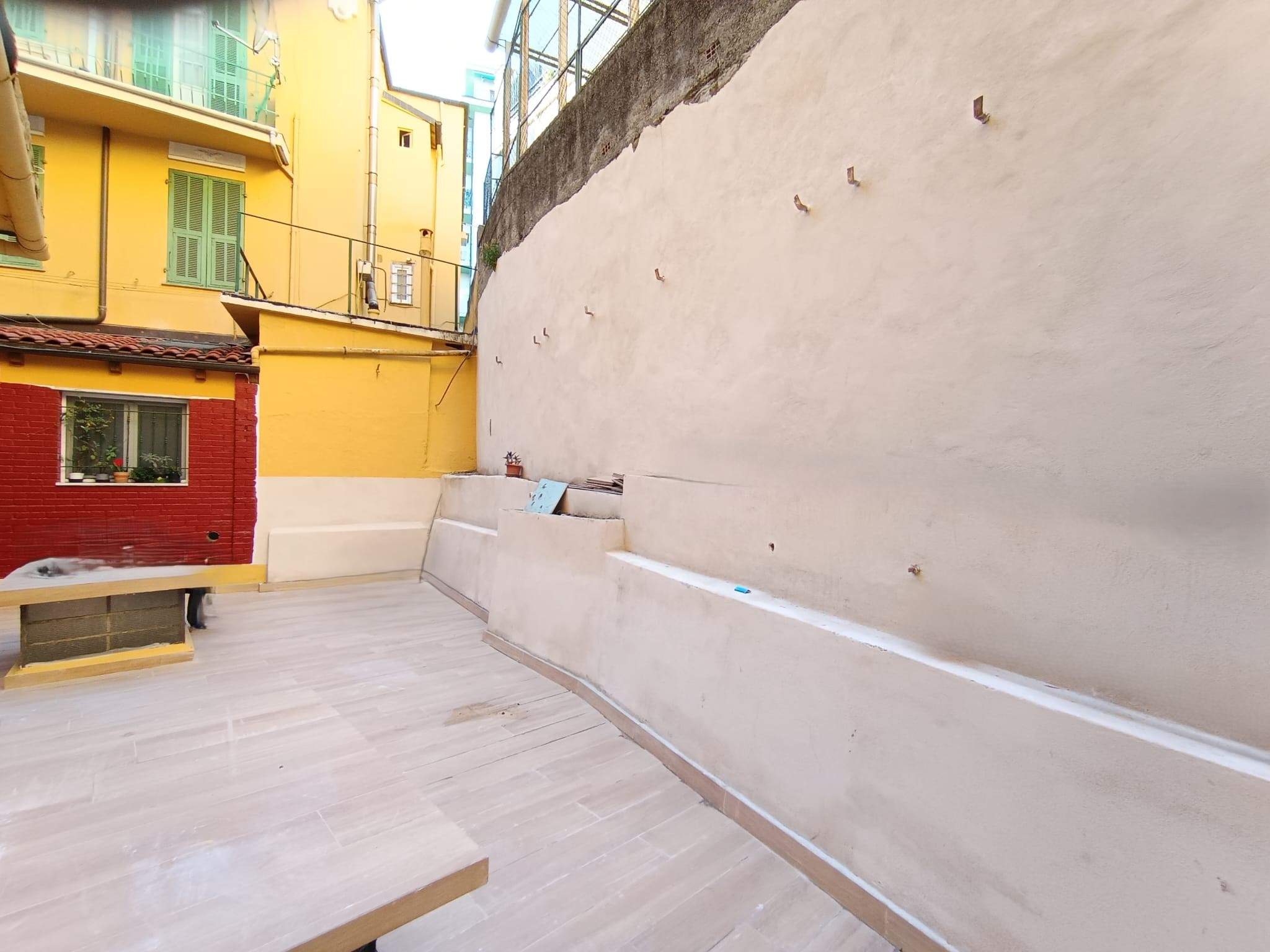 Sanremo, trilocale ristrutturato in Via Volta, a pochi metri da Corso Garibaldi. 