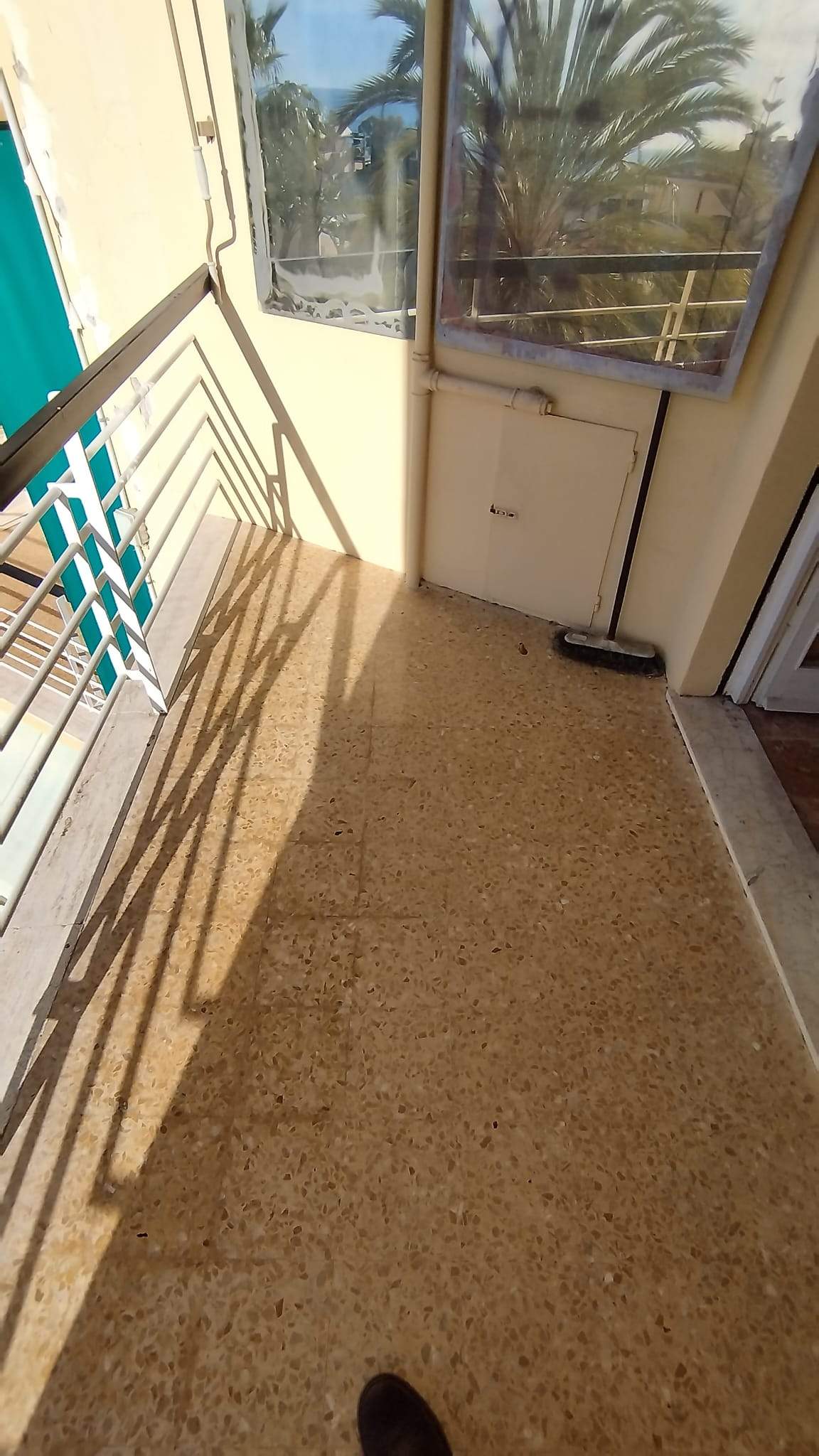 Sanremo, Trilocale ristrutturato con vista mare in zona Foce, via Padre Semeria
