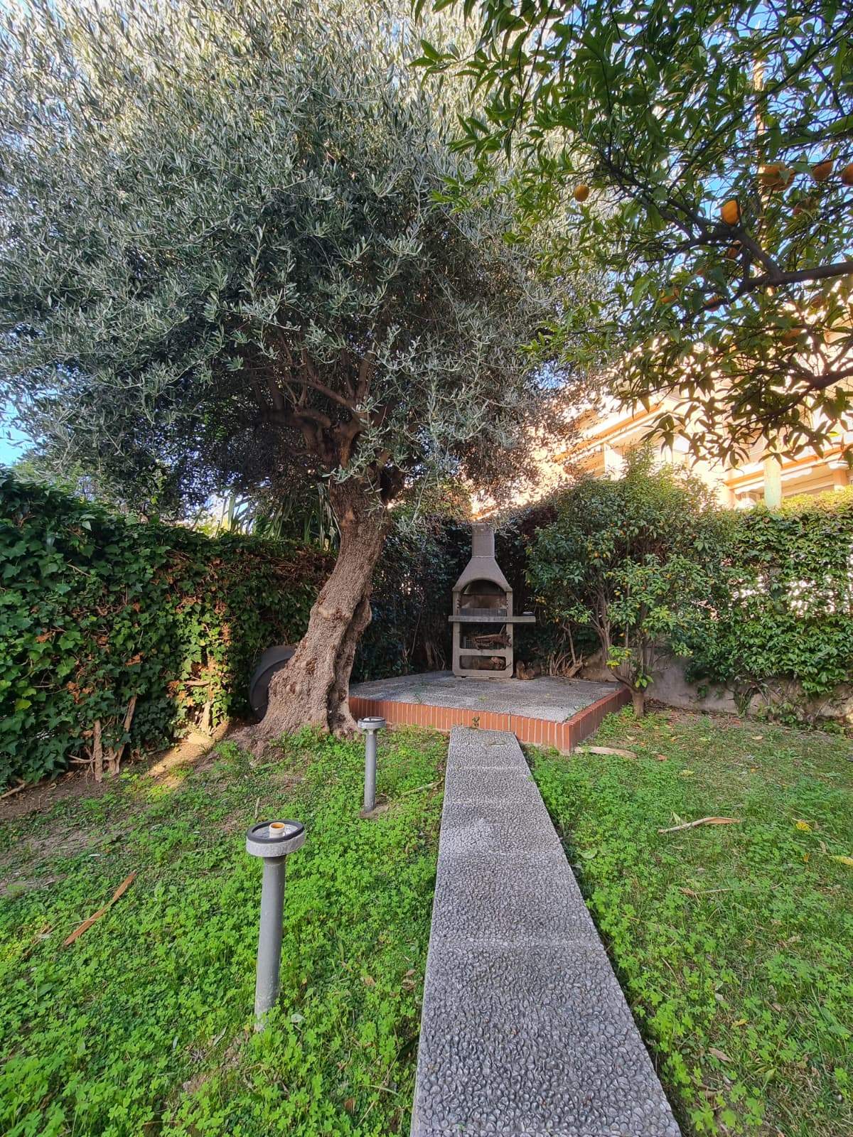 Zona Foce – Villa unifamiliare su 3 livelli con giardino, terrazzo e box auto