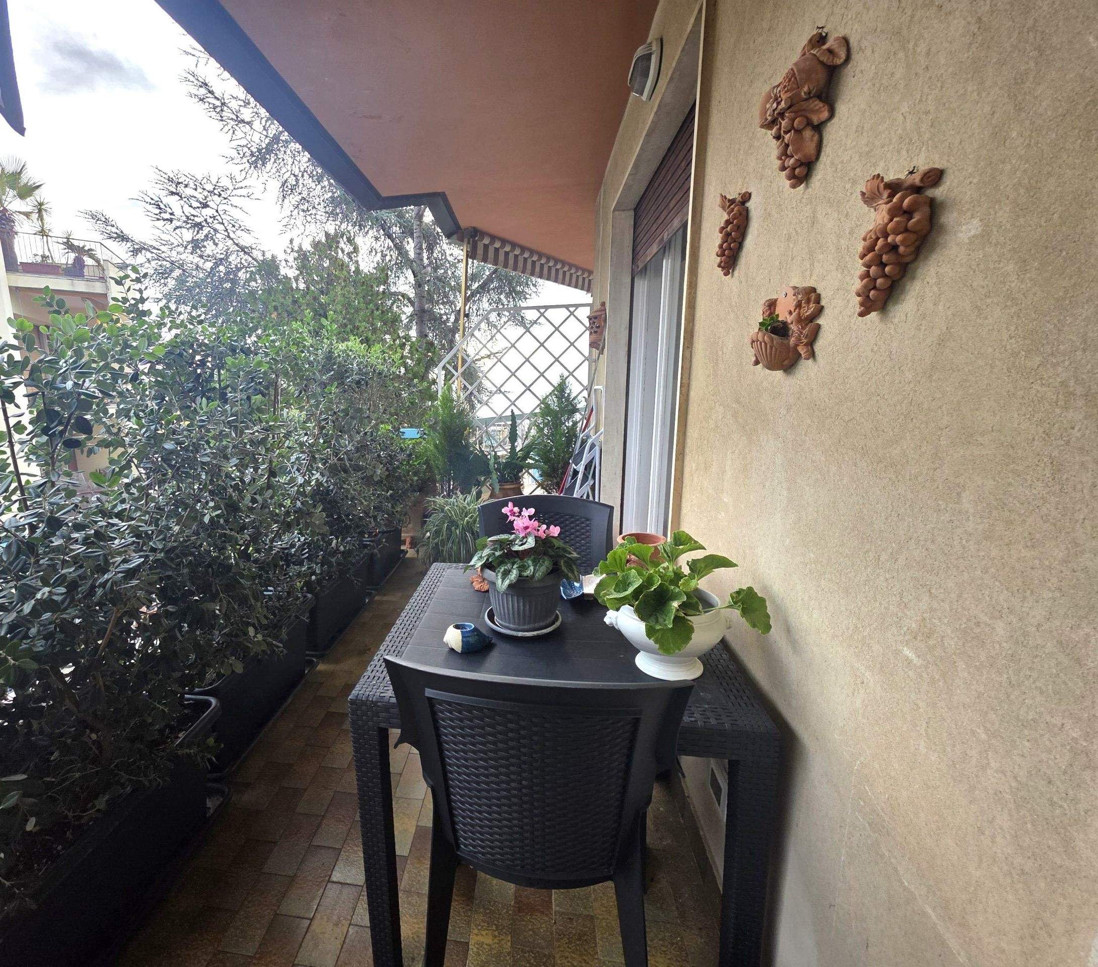 Sanremo, Via Padre Semeria – Bilocale ristrutturato con terrazzo vivibile, vista mare e vista verde