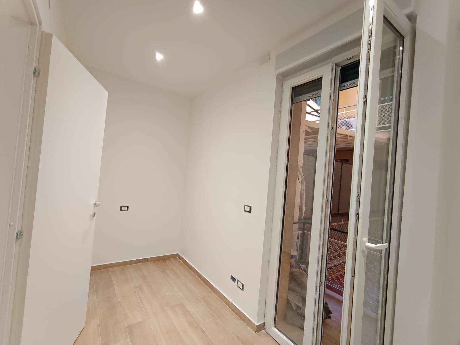 Sanremo, trilocale ristrutturato in Via Volta, a pochi metri da Corso Garibaldi. 