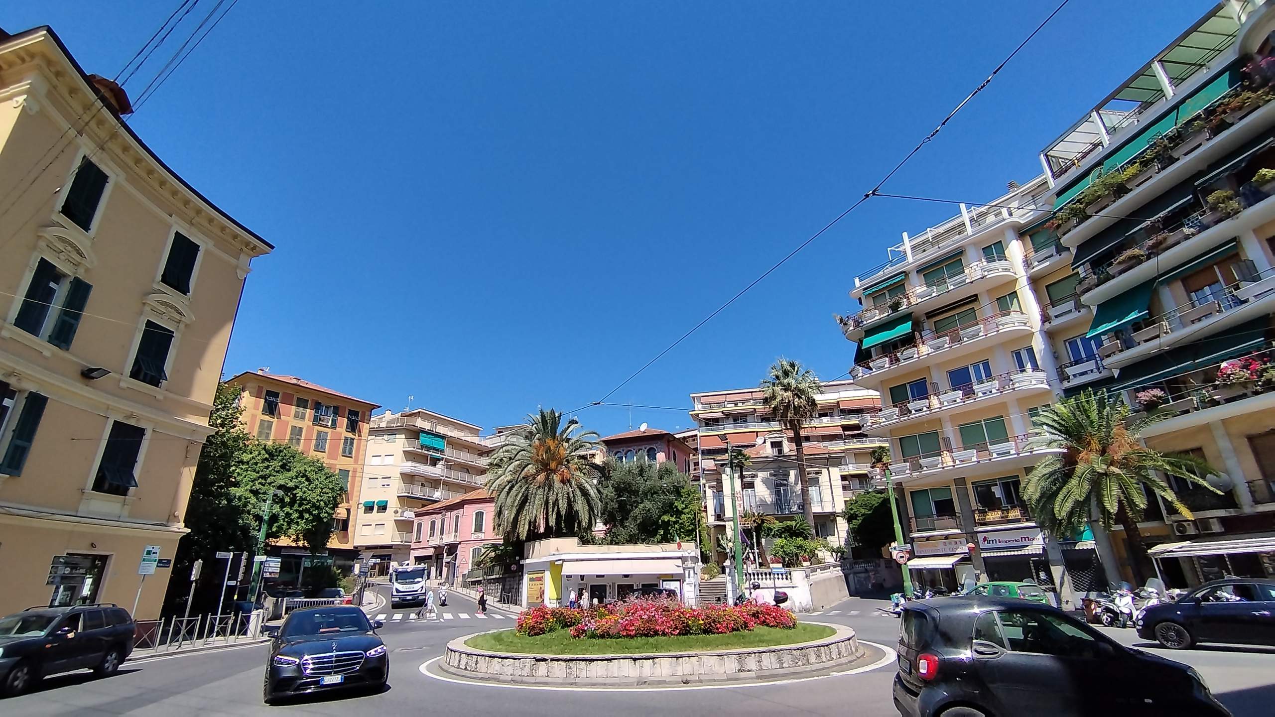 Sanremo, zona Rondò Garibaldi / nuova stazione ferroviaria, bilocale di 60 mq con terrazzo di 15 mq.