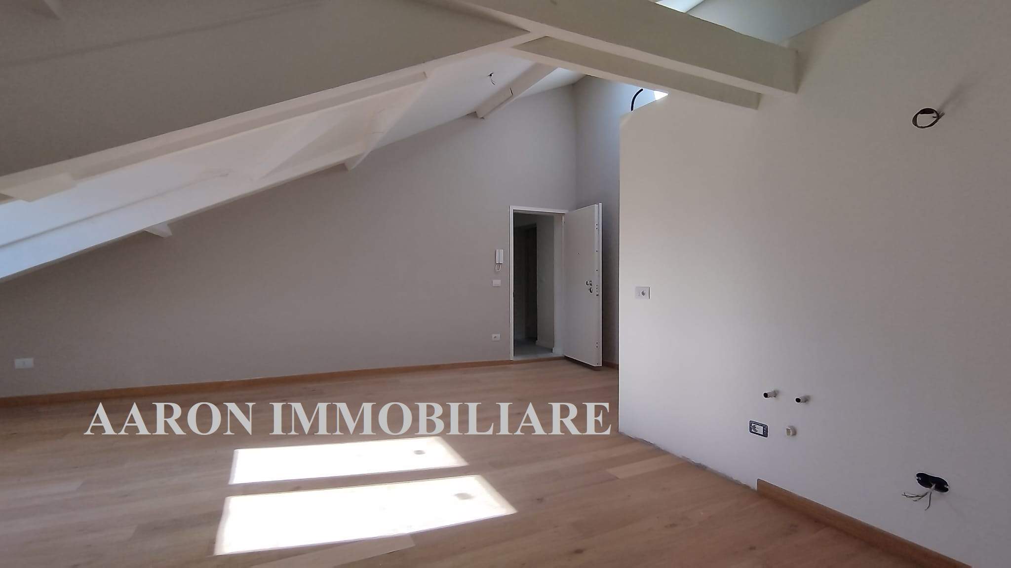 Sanremo, trilocale centralissimo, mansardato, ristrutturato.