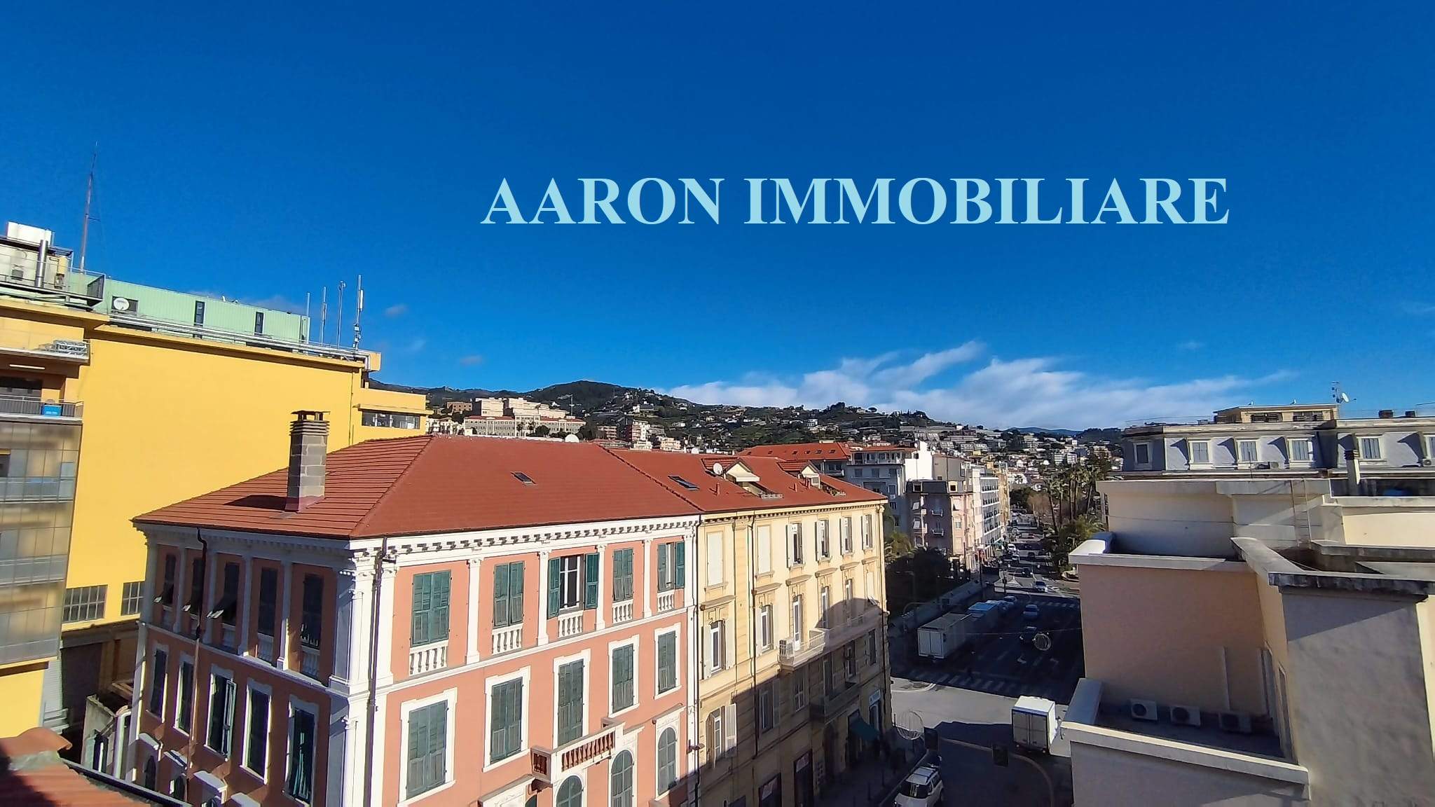 Sanremo, centralissimo, trilocale mansardato,  ristrutturato.