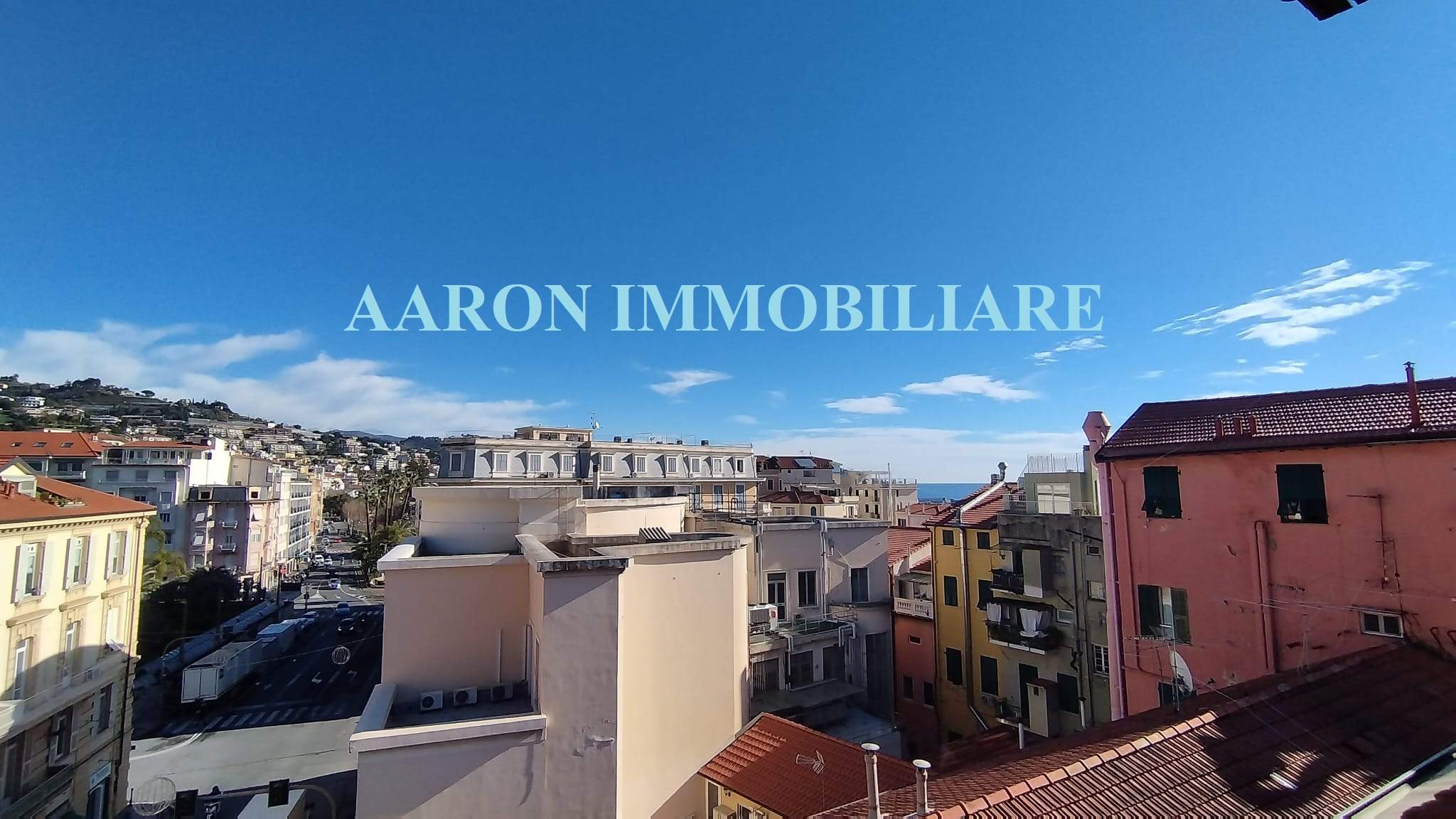 Sanremo, centralissimo, trilocale mansardato,  ristrutturato.