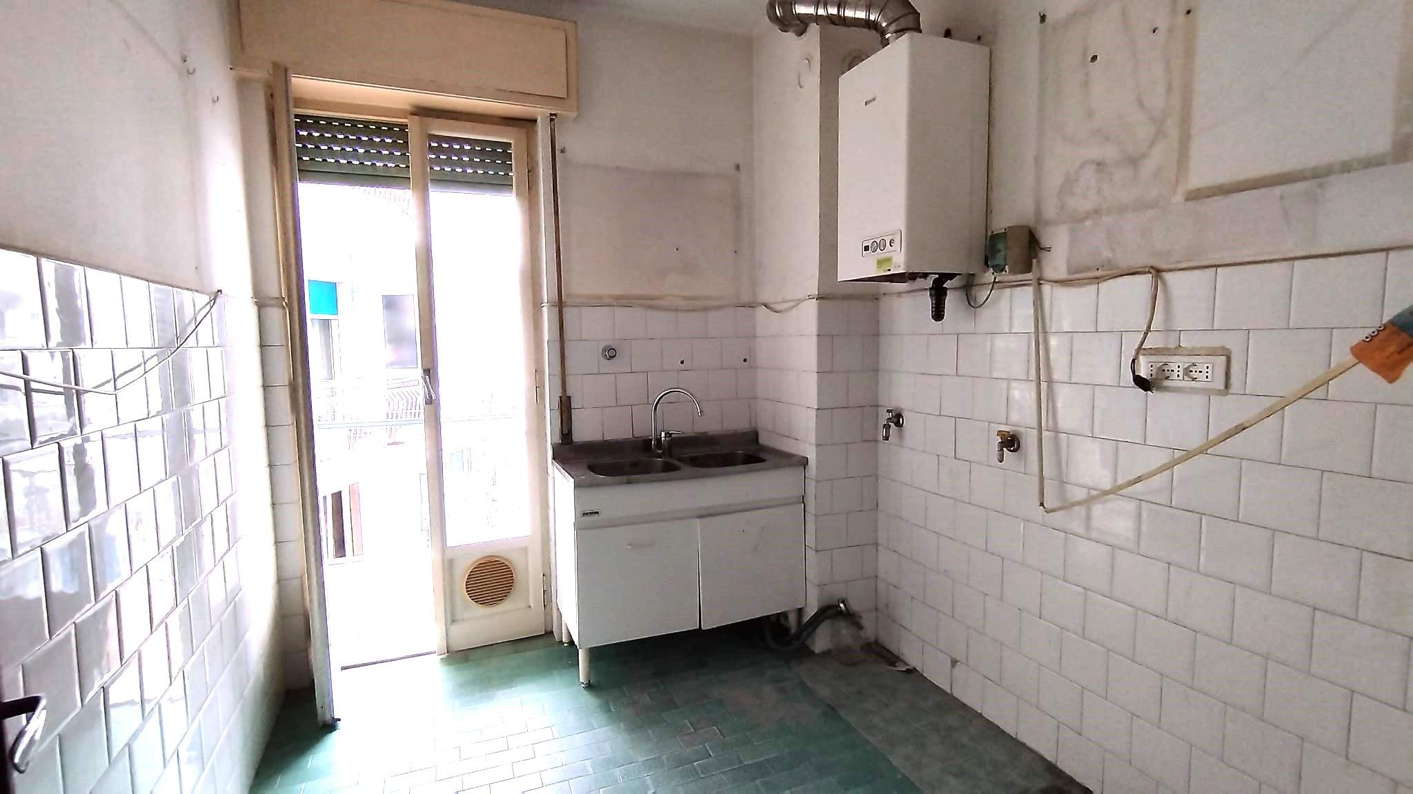 Bilocale, centralissimo, con doppio ingresso e tranquillità. Piano alto con ascensore, a 2 minuti a piedi da Piazza Colombo