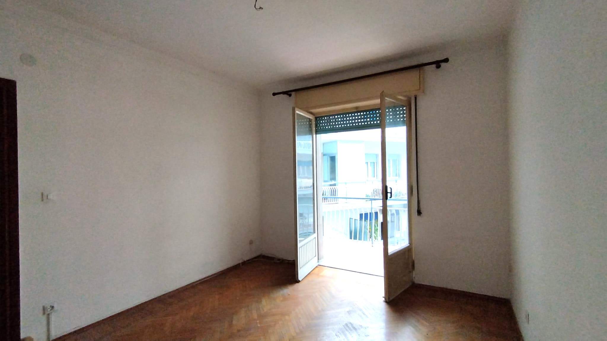 Bilocale, centralissimo, con doppio ingresso e tranquillità. Piano alto con ascensore, a 2 minuti a piedi da Piazza Colombo