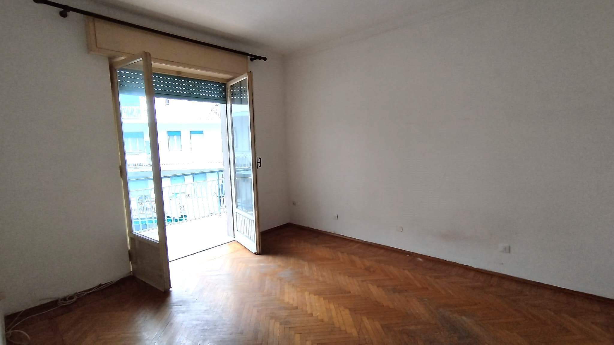 Bilocale, centralissimo, con doppio ingresso e tranquillità. Piano alto con ascensore, a 2 minuti a piedi da Piazza Colombo
