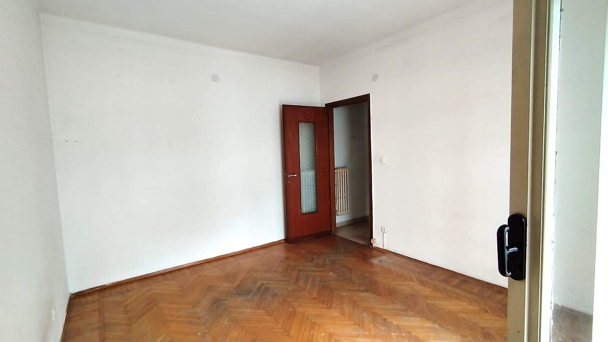 Bilocale, centralissimo, con doppio ingresso e tranquillità. Piano alto con ascensore, a 2 minuti a piedi da Piazza Colombo