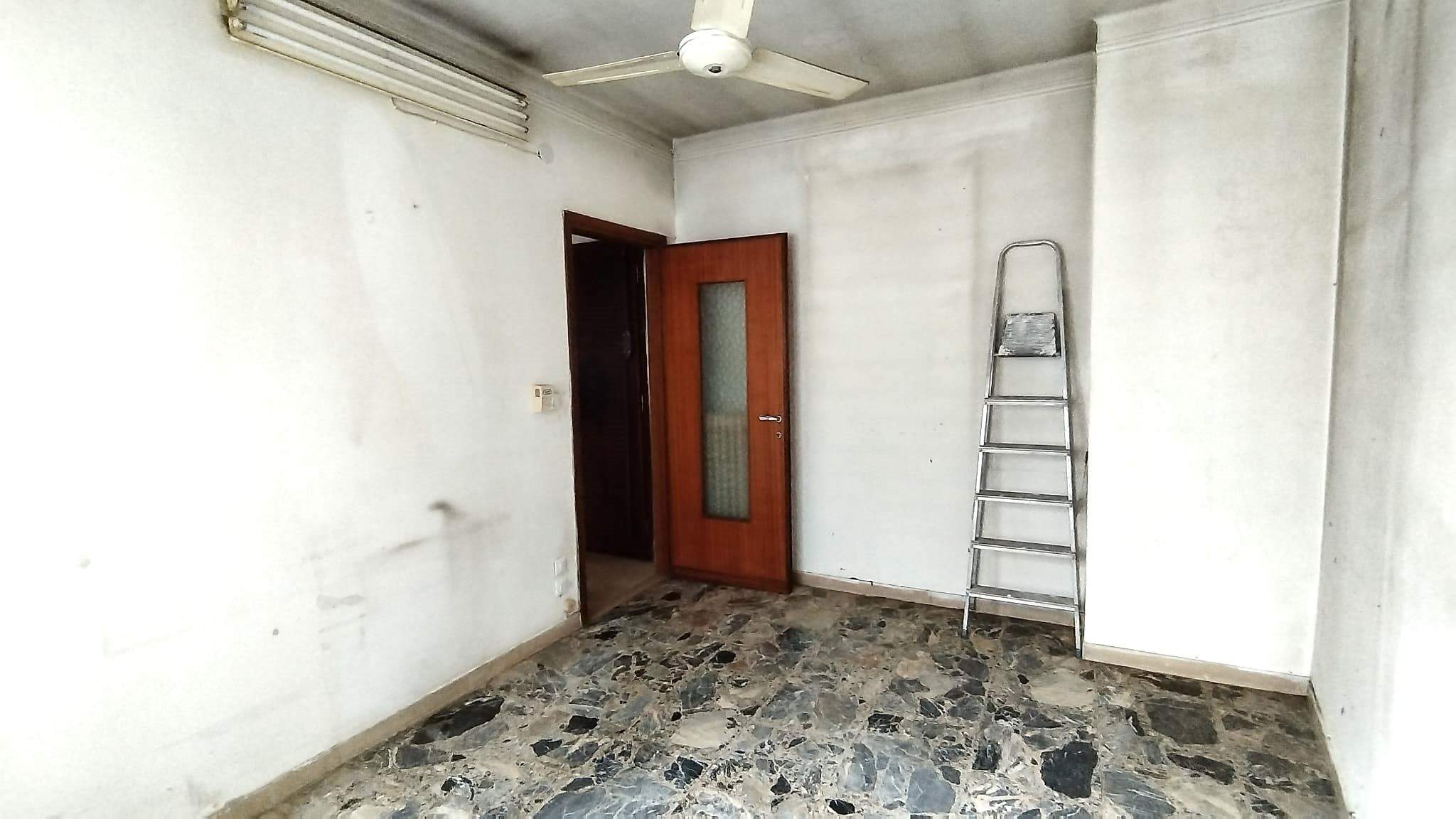 Bilocale, centralissimo, con doppio ingresso e tranquillità. Piano alto con ascensore, a 2 minuti a piedi da Piazza Colombo