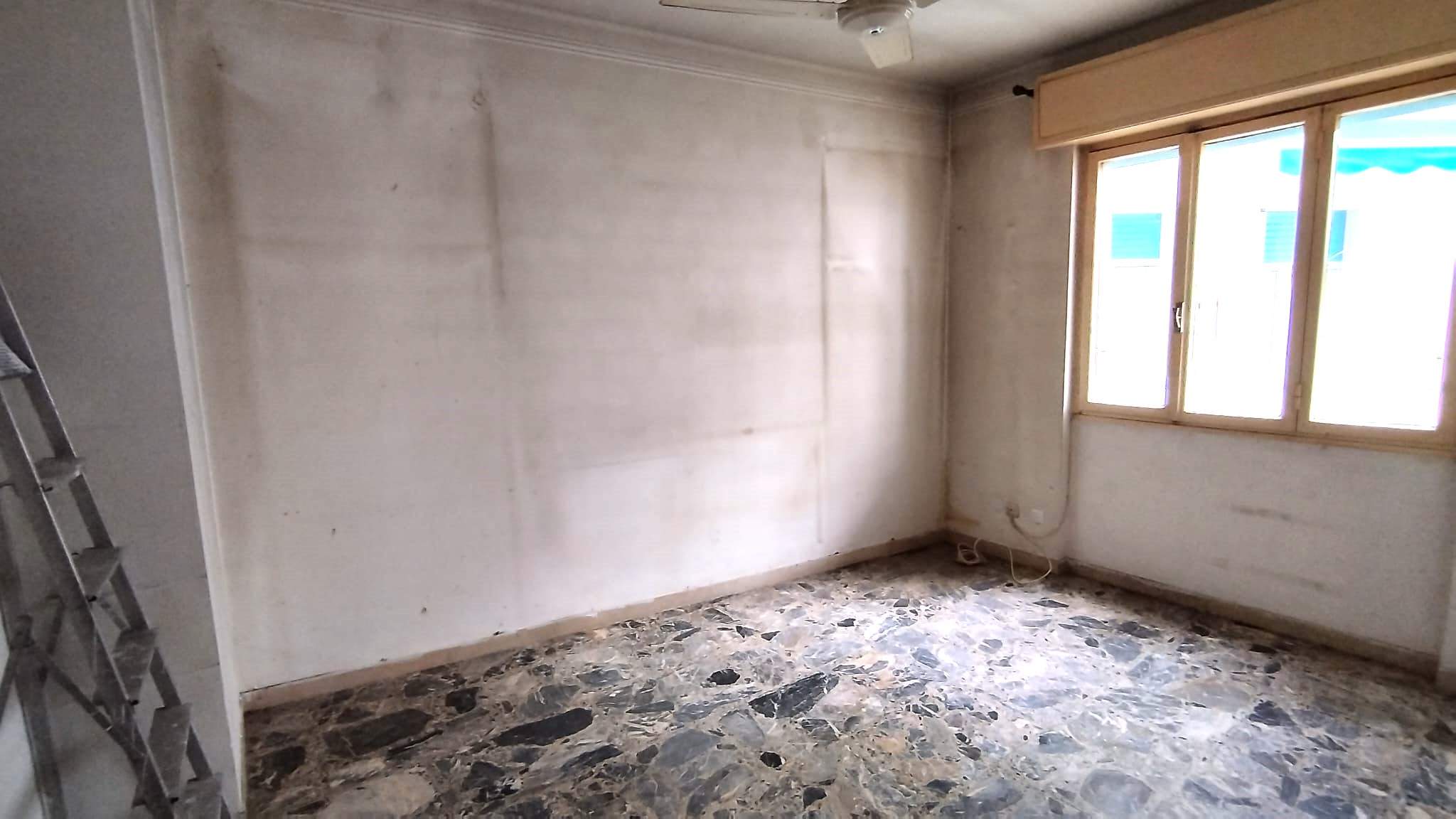 Bilocale, centralissimo, con doppio ingresso e tranquillità. Piano alto con ascensore, a 2 minuti a piedi da Piazza Colombo