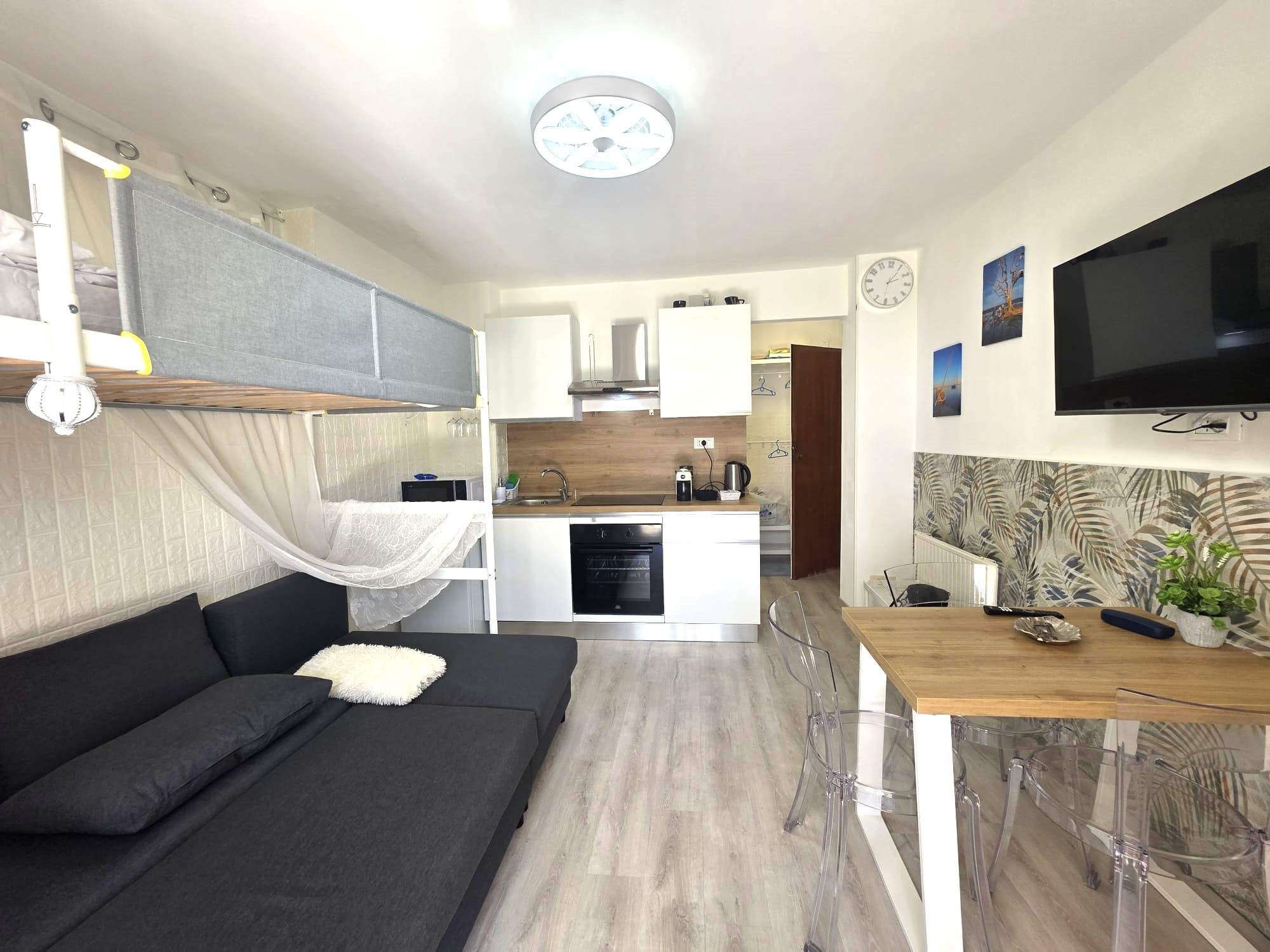 Sanremo, Corso degli Inglesi: monolocale ristrutturato e arredato, piano terra